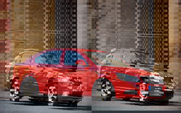 Skoda Octavia Mk2 — static front three-quarter